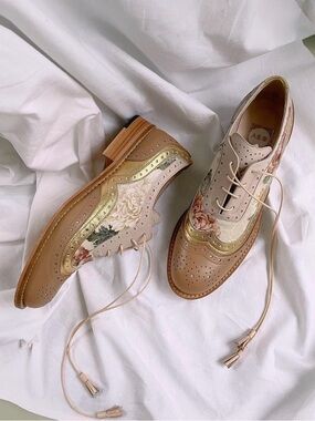Floral Panel Leather Wingtip Loafers in Beige & Gold